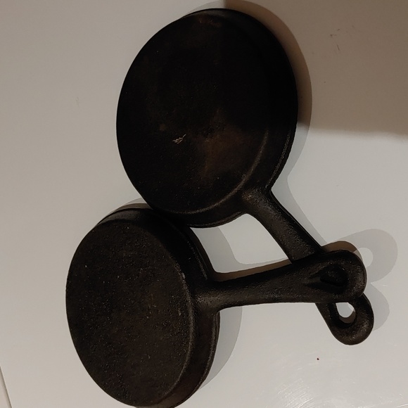 2 x Small Cast Iron Skillet - Picture 3 of 6
